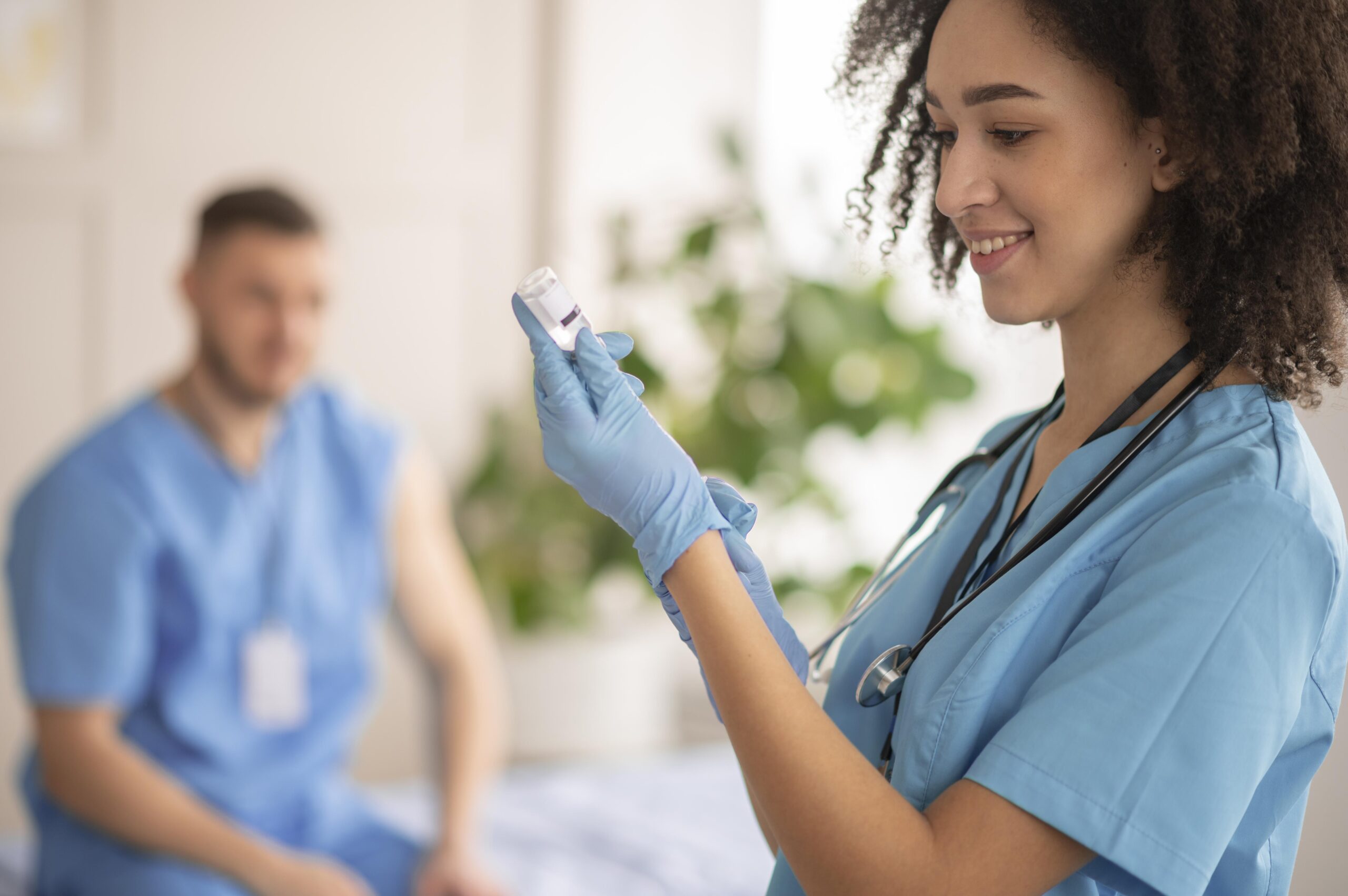 Profesional de salud preparando una vacunación