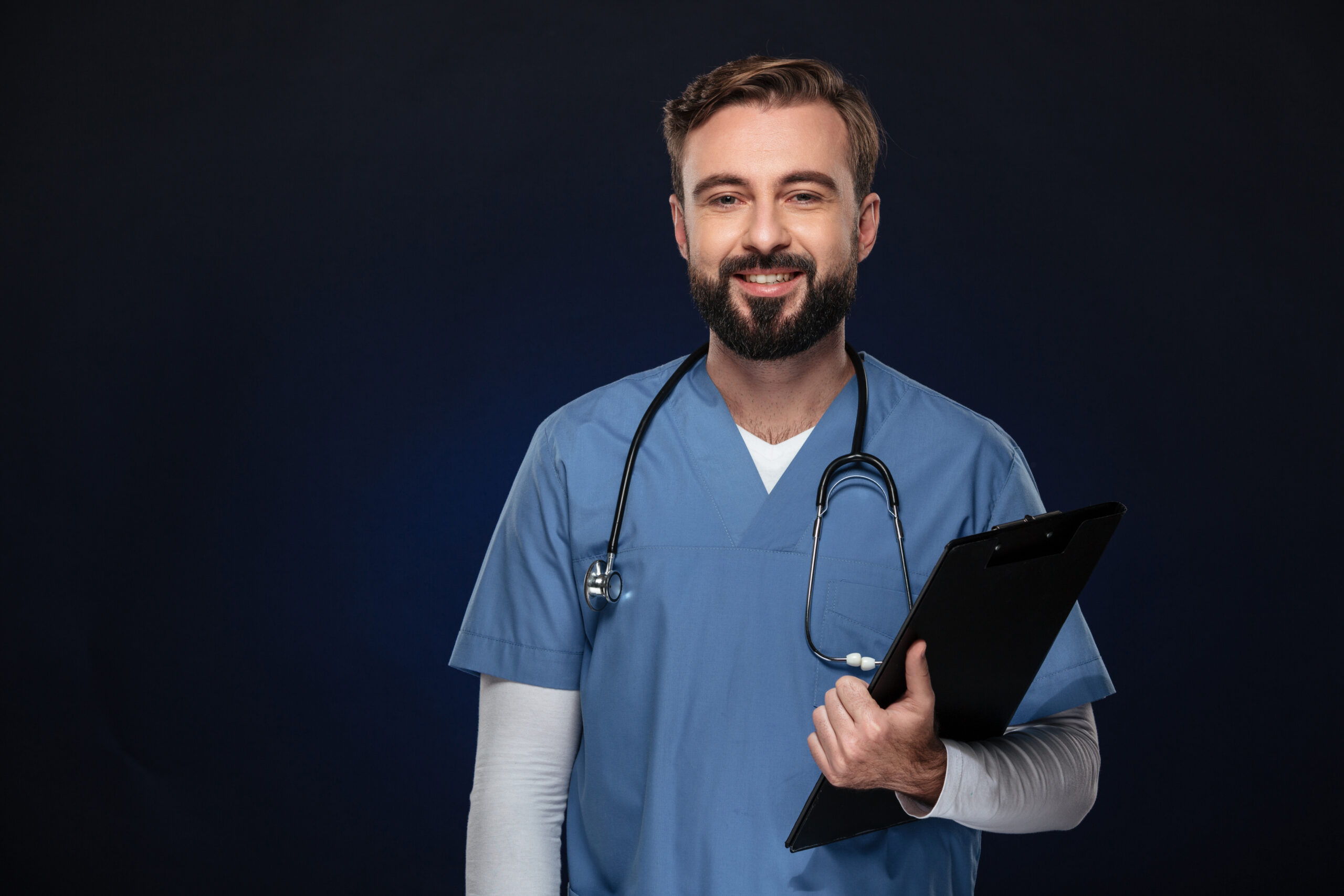 Doctor sonriendo con historia clínica
