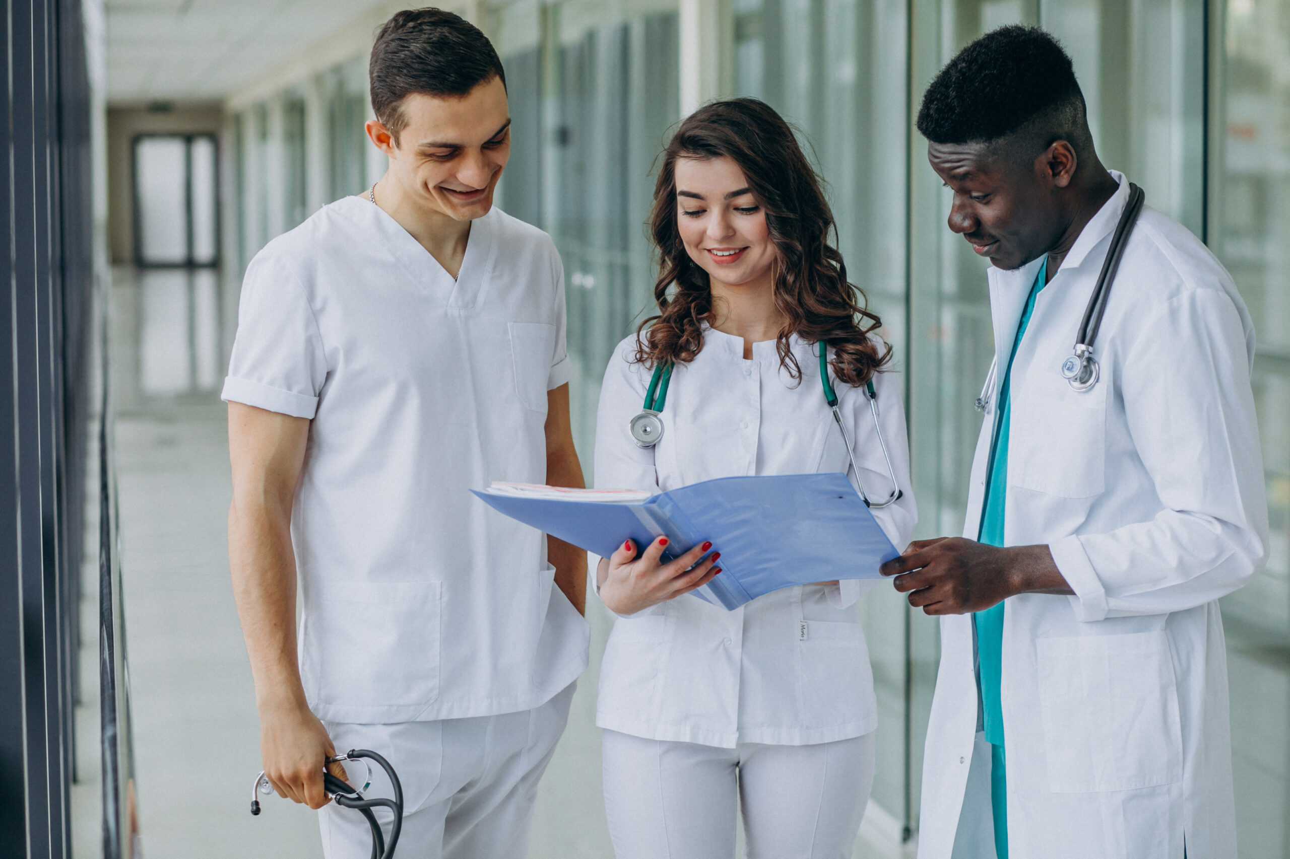 Equipo médico revisando documentos en el hospital
